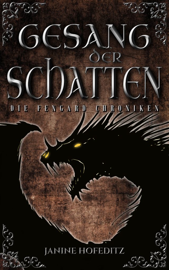 Ein braunes Cover mit einem schwarzen Drachen im Angriff und silbernen Beschlägen. Titel: Gesang der Schatten – Die Fengard Chroniken von Fantasy-Autorin Janine Hofeditz