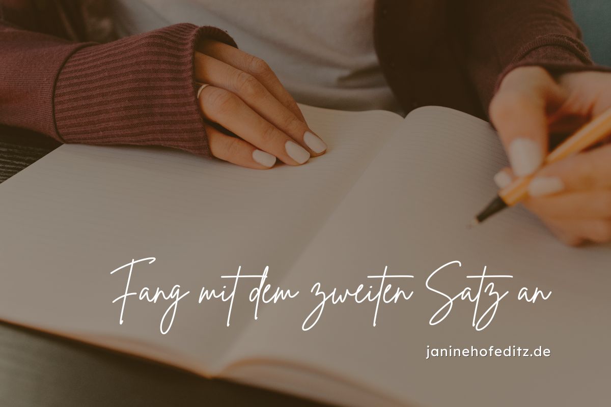 Eine Person, die mit einem Stift vor einem leeren Notizbuch sitzt