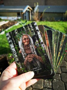 Orakelkarte von Mary Feywood mit dem Gemälde einer weisen Frau in einem Birkenwald