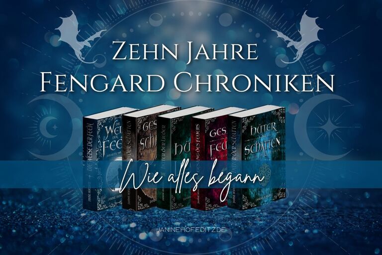 Bild zeigt die fünf Bände der Fengard Chroniken von Janine Hofeditz vor magischem blauem Hintergrund und Drachnsilhouetten. Text: Zehn Jahre Fengard Chroniken - wie alles begann