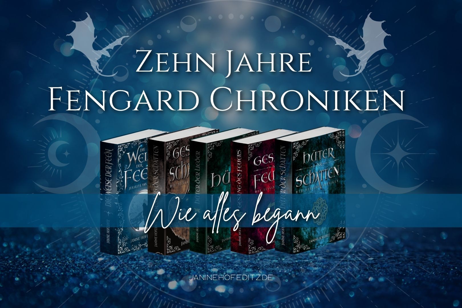 Bild zeigt die fünf Bände der Fengard Chroniken von Janine Hofeditz vor magischem blauem Hintergrund und Drachnsilhouetten. Text: Zehn Jahre Fengard Chroniken - wie alles begann